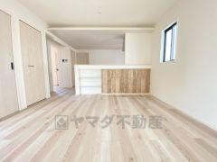 木の温もりがやさしく、ゆったり寛げる癒しの空間＾＾キッチン前面にはちょっとした棚付き＾＾