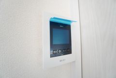 防犯性、セキュリティ対策に安心できるテレビモニター付きインターフォンです。セールスマン対策にもなり安心できます。