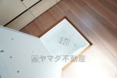 キッチンに床下収納があります。長期保存ができるもの、調理器具、防災グッズを入れておくのもいいですね。