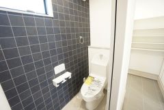 1階2階の2ヶ所にトイレがありますので、忙しい朝にも家族に気を使わず、ゆとりが生まれますね＾＾