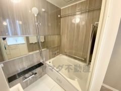 1日の疲れを癒すくつろぎのバスルーム。足を伸ばしてもゆったりと入れるサイズです。お子様と一緒にお風呂に入っても狭くないですね＾＾