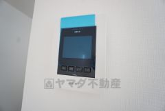 防犯性もばっちり、TVモニター付きインターホン完備。大きなモニターで玄関先を確認できます。録画機能が付いているので不在時の訪問者も確認できて安心です＾＾