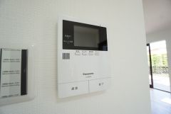 防犯はもちろん、セールスマン対策にもなるモニター付きインターホンです。お子さん1人での留守番時にも活躍しそうです。
