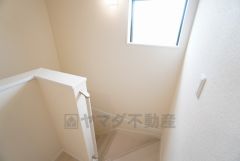 お子様も高齢の方も安心して上り下りができる手摺がついた安心設計です。 階段には小窓を配置しました。日中でも暗くなりがちな階段下が明るくなり安全ですね。 