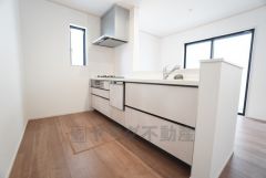 対面式キッチンなのでリビングにいるご家族とコミュニケーションを取りながら洗い物や、お料理が楽しめそうですね＾＾