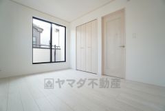 6帖。主寝室としてお使いいただけそうなこちらのお部屋は、日当たりが良く、爽やかな風を感じて起きる朝は、快適生活の始まりに。