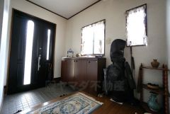 ご家族の靴をスッキリと片付けられるシューズボックス付きの明るく広々とした玄関。