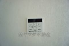 給湯器リモコンはキッチン横からボタンひとつで操作が楽々。