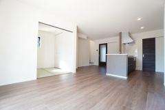 家族が集まる開放的なリビング。思い思いの時間を過ごしたり食事をしたり、素敵な団らんの場になりますね。