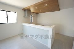 キッチン上部は折下げ天井のアクセントクロスでお洒落な空間＾＾