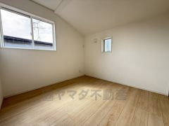 2面採光を確保した明るい室内は、風通しも良く、大変居心地の良い空間となっております。日当たりがよく、子供部屋としての利用もおすすめ。