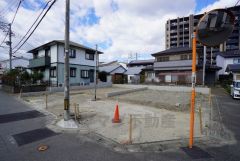 駐車スペースはゆとりある2台分を確保。マイカー用に、お客さま用に、余裕を持ってご利用いただけます。