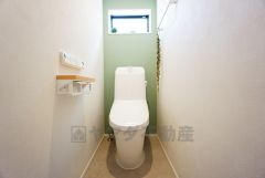 清潔感のあるトイレは窓付きです。