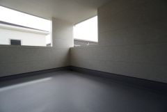 幅広のインナーバルコニーは急な雨から洗濯物を守りやすく、眩しすぎる日差しも和らげます。