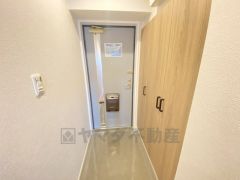 ご家族の靴をスッキリと片付けられるシューズボックス付きの玄関。
