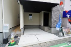ビルトインガレージ1台分あります＾＾大切なお車を雨風から守れますね。