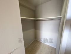 寝室にはハンガーパイプ付きのウォークインクローゼットが設けられています。たっぷり収納できるので衣替えの心配もいりませんね＾＾
