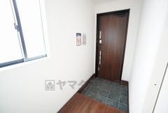 採光も考えられた明るい玄関です。 玄関扉向かいに、たっぷり収納できるシューズボックス付きなので、家族全員の靴がきれいに整頓できます。 