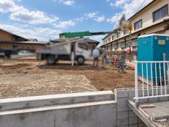 駐車スペースは3台分を確保（車種による）。マイカー用に、お客さま用に、余裕を持ってご利用いただけます。