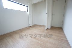 5.2帖。暖かい日差しが差し込む洋室。たっぷり収納できるクローゼット付きでお部屋の中をすっきりと快適に保てます。