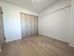 主寝室としてお使いいただけそうなこちらのお部屋は、日当たりが良く、爽やかな風を感じて起きる朝は、快適生活の始まりに。 