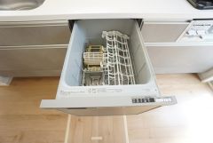 炊事時間を大幅に短縮できる食器洗浄乾燥機付き＾＾食器を洗う手間が減るので家族とのコミュニケーションの時間や自分の時間が増えますね。