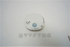 火災による煙や熱を感知して、警報音やブザー等で火災の発生を知らせてくれる火災警報器。