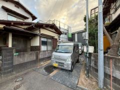 現地（2025年10月）撮影。カースペース2台付き。