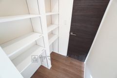 キッチン後方には、高さも幅もしっかりした大容量のパントリー・収納が付いています＾＾食材の保管などに便利＾＾