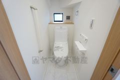 1階2階の2ヶ所にトイレがありますので、忙しい朝にも家族に気を使わず、ゆとりが生まれますね＾＾ 小窓付きで換気する時に便利です＾＾