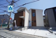 1号棟。角地＾＾ カースペース2台確保＾＾ マイカー用に、お客さま用に、余裕を持ってご利用いただけます。