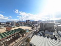 バルコニーからの眺望です＾＾ 小学校目の前。9階からの眺め。 目の前を遮る建物がないので見晴らしがいいですね＾＾ 