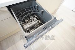 炊事時間を大幅に短縮できる食器洗浄乾燥機付き＾＾食器を洗う手間が減るので家族とのコミュニケーションの時間や自分の時間が増えますね。