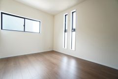 2面採光を確保した明るい室内は、風通しも良く、大変居心地の良い空間となっております。爽やかな風を感じて起きる朝は、快適生活の始まりに。