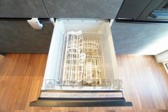 炊事時間を大幅に短縮できる食器洗浄乾燥機付き＾＾食器を洗う手間が減るので家族とのコミュニケーションの時間や自分の時間が増えますね。