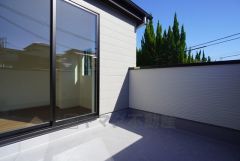 広々としたバルコニー。 天気のいい日にはお布団もまとめて干せそうですね＾＾日当たり、風通し良好です。