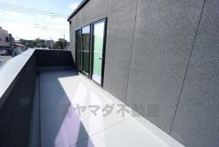 約7帖のバルコニーは2階ホールと主寝室から行き来できる2WAY動線です。