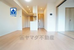 窓から光が差し込む明るいダイニングです＾＾ 思い思いの時間を過ごしたり食事をしたり、素敵な団らんの場になりますね＾＾