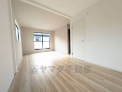 主寝室としてお使いいただけそうなこちらのお部屋は、日当たりが良く、爽やかな風を感じて起きる朝は、快適生活の始まりに。