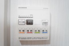 浴室暖房乾燥機には、暖房、乾燥、涼風、換気の4つの機能が付いています。タイマー付きです。換気・雨の日の洗濯も安心です＾＾