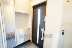 玄関扉にスリットのある明るい玄関です＾＾たっぷり収納できるシューズボックス付きなので、家族全員の靴がきれいに整頓できます。