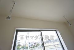 寝室の窓際に室内物干し付き＾＾雨の日や花粉の季節の洗濯も安心です＾＾