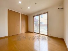 6.5帖。玄関すぐ横の洋室。 採光を確保した明るい室内は、風通しも良く、大変居心地の良い空間となっております。日当たりがよく、子供部屋としての利用もおすすめ。 