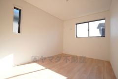 6.7帖。主寝室としてお使いいただけそうなこちらのお部屋は、日当たりが良く、爽やかな風を感じて起きる朝は、快適生活の始まりに。