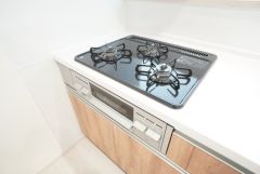 3種類の料理が同時に調理できる、3口ガスコンロ。忙しい夕食の支度時間が短縮できて効率よくお料理が楽しめます。
