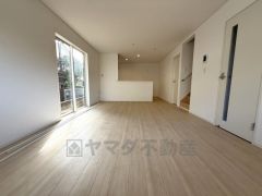 窓から光が差し込む明るいダイニングです＾＾