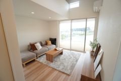 吹き抜けと大きな窓を備えたリビングは、陽光あふれる明るく開放的な空間です。居心地も良く、ご家族皆さまがゆったりとくつろげる憩いの場となりそうです。
