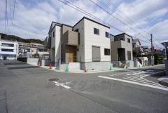 角地なので、開放感が得られます。 また、日差しが入りやすく、家の奥まで明るくなるのが嬉しいポイントです。 