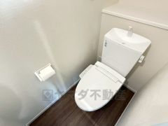 温水洗浄機付トイレです。節水機能もあるので、安心して使えますね。もちろん、1階2階の2ヶ所にトイレがあるので、忙しい朝にもゆとりができますね。
