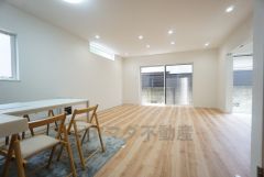 大きな掃き出し窓のあるリビングは、陽光あふれる明るい空間です。ゆったりと寛げる憩いの場となりそうです。